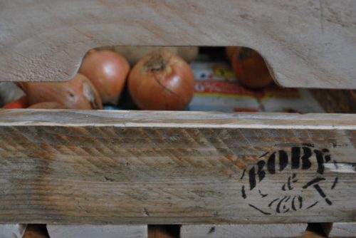 légumes dans petite caisse en bois de palettes revalorisées boby&co'