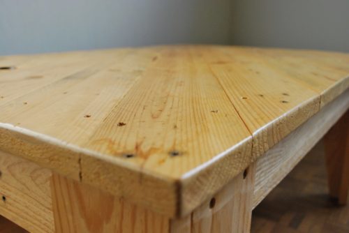détail table basse en palettes revalorisées boby&co'