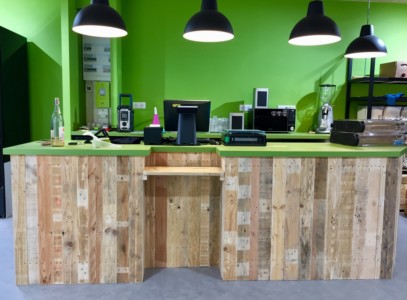 Bardage en bois de palette d'un comptoir d'une épicerie vrac Bardage d'un comptoir en bois de palettes d'une épicerie vrac