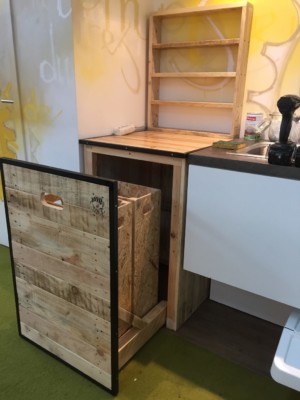 Meuble de tri sur mesure avec rangement des tasses. Meuble de tri en bois de palettes, cerclage cornière métallique, porte coulissante