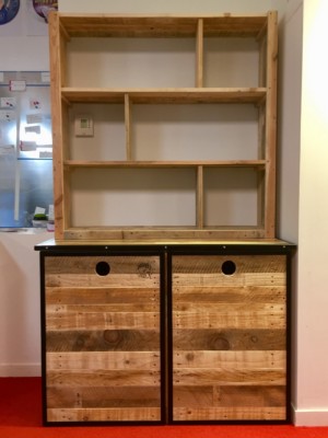 Meuble de tri et étagère de rangement Meuble de tri en bois de palettes, cerclage cornière métallique, porte coulissante
