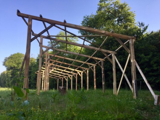 Charpente du marché, de l'association Momend'Temps. Structure arrondie en bois de palette revalorisé et démontables