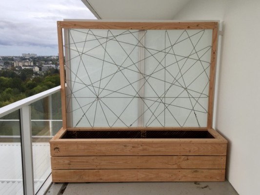 Réalisation d'une jardinière sur mesure pour un balcon. Essence douglas avec son treillis en câble inox tendu Jardiniere Douglas_Treillis cable inox_Rennes_boby&co