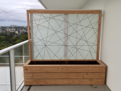 Réalisation d'une jardinière sur mesure pour un balcon. Essence douglas avec son treillis en câble inox tendu Jardiniere Douglas_Treillis cable inox_Rennes_boby&co