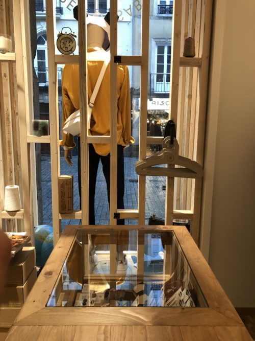 Agencement boutique Camino - vêtements éthique à Rennes. Comptoir et vitrines création Boby and Co