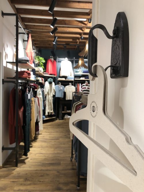 Agencement boutique Camino - vêtements éthique à Rennes. Cabine d'essayage, Portants muraux, solivage réalisé par Boby and Co