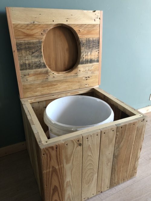 La pooh box c'est une toilette sèche d'intérieur conçu par Boby and co avec du bois de palette revalorisé. Fabriqué à Bédée dans notre atelier