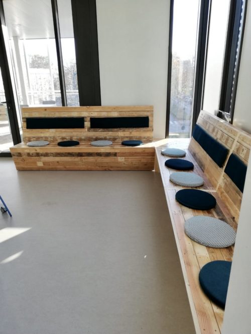 Mobilier : banquette intérieur en bois de palette. Fabrication par boby and co menuisier agenceur pour Réso solidaire au quadri à Rennes