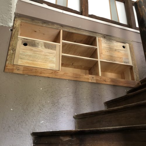 Rangement niche d'escalier sur mesure , deux portes et étagères amovibles en bois de palette revalorisé et contreplaqué. Réalisé par Boby & Co
