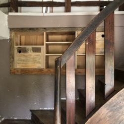 Rangement niche d'escalier sur mesure , deux portes et étagères amovibles en bois de palette revalorisé et contreplaqué. Réalisé par Boby & Co