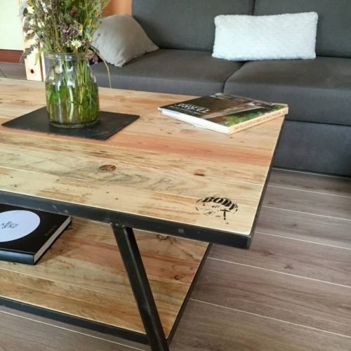 Création table basse bois de palette revalorisé et ossature métal. Design avec ses pieds inclinés