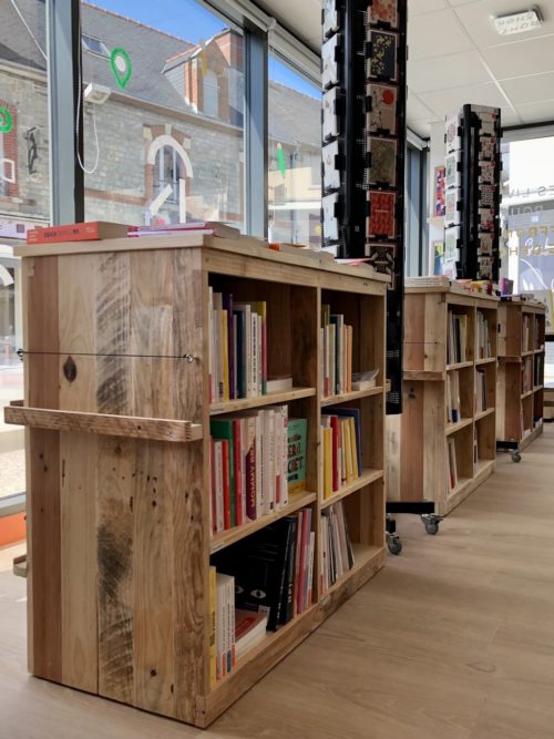 Agencement librairie Refuge à Guichen. Meubles vitrine réalisés par Boby and Co, en bois de palette réemployé