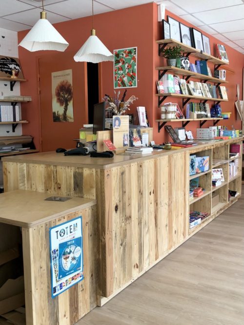 Agencement librairie Refuge à Guichen. Comptoir et présentoir réalisé par Boby and Co, en bois de palette réemployé et contreplaqué