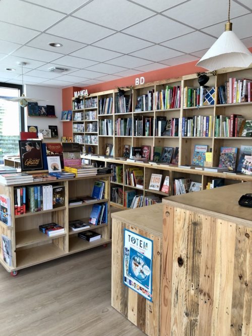 Agencement librairie Refuge à Guichen. Comptoir, ilot central et bibliothèque réalisé par Boby and Co, en bois de palette réemployé et contreplaqué