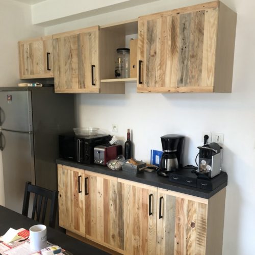Fabrication nouvelles portes et tiroirs d'une cuisine à Pleumeleuc, en bois de palette