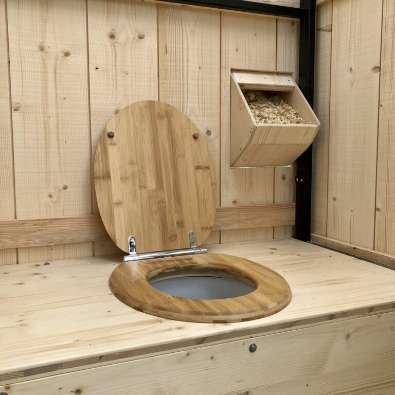 Conception d'une toilette sèche démontable pour location petits événements. Fabrication matériaux naturels : bois, métal et traitement de finition écologique (lasure et vernis). Location Ille et Vilaine et côte d'armor (60km autours de Bédée)